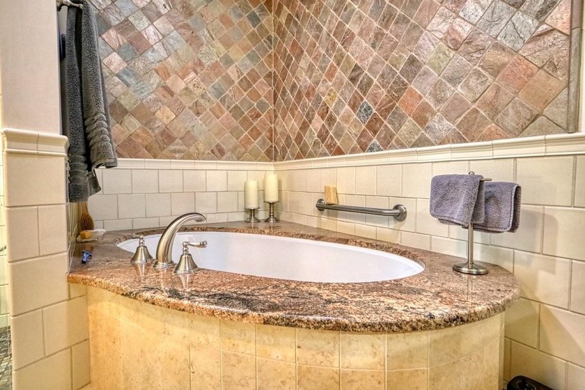 Expansive and beautifully refined 3,857 sq. ft. ranch in Maple - photo 31