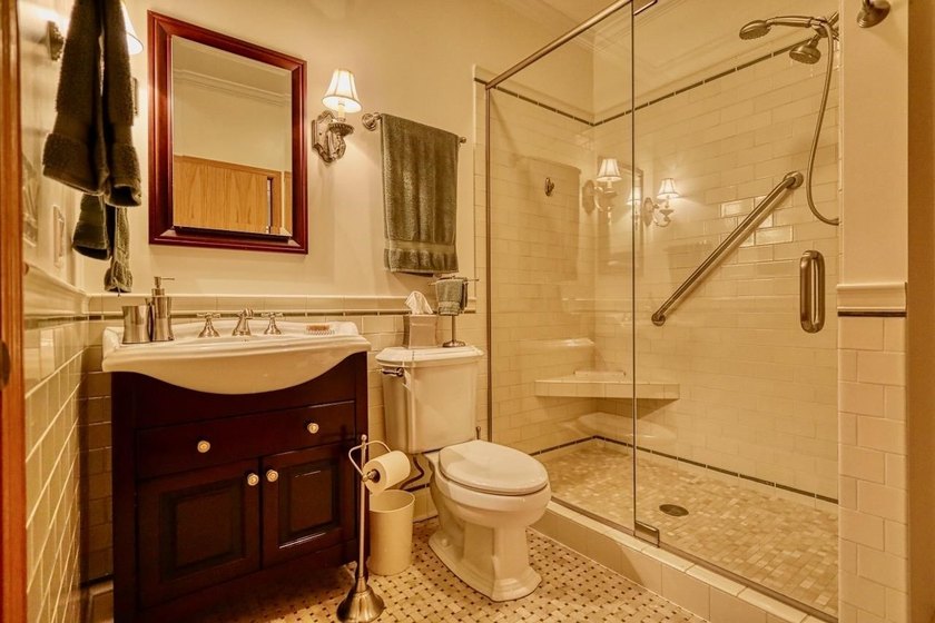 Expansive and beautifully refined 3,857 sq. ft. ranch in Maple - photo 36