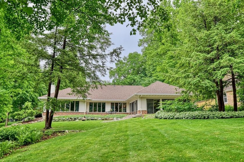 Expansive and beautifully refined 3,857 sq. ft. ranch in Maple - photo 43