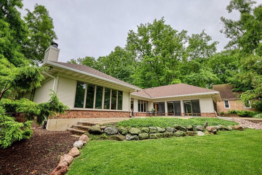 Expansive and beautifully refined 3,857 sq. ft. ranch in Maple - photo 44