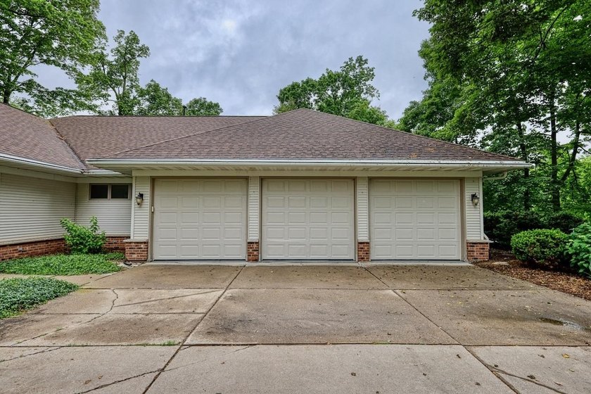 Expansive and beautifully refined 3,857 sq. ft. ranch in Maple - photo 45