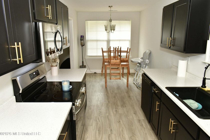 This beautiful 3 Bedroom, 2 Bath home offers the perfect blend - photo 5