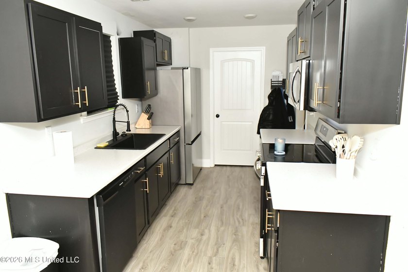 This beautiful 3 Bedroom, 2 Bath home offers the perfect blend - photo 6