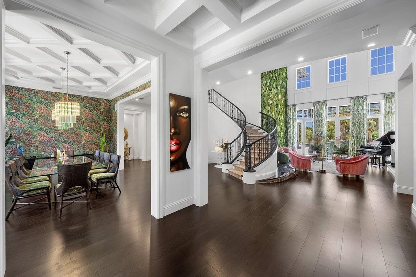 Situated on an expansive oversized lot, this exceptional 6 BD, 7 - photo 4