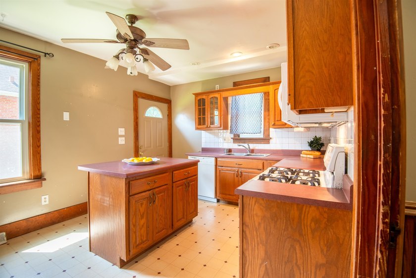 Addorable 3-bedroom home with classic charm and nearly 1,200 - photo 29