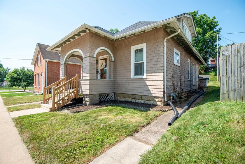 Addorable 3-bedroom home with classic charm and nearly 1,200 - photo 30