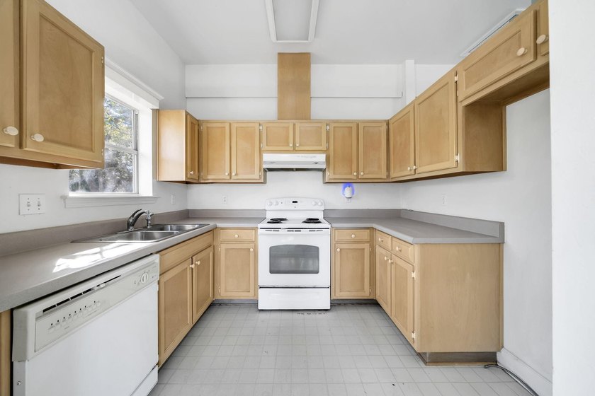 PRICE REDUCED !!Upon entering the gates of Four Mile Village you - photo 31