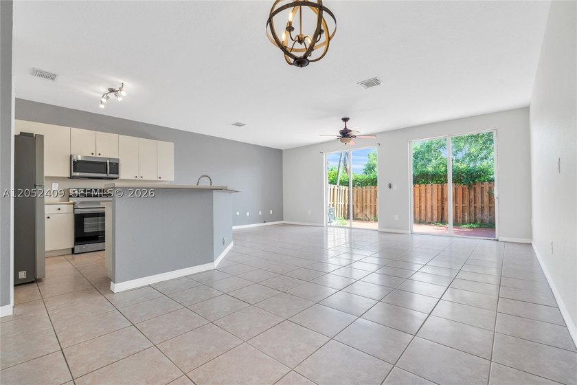 Welcome to this beautifully maintained 3-bedroom, 2.5-bath - photo 3