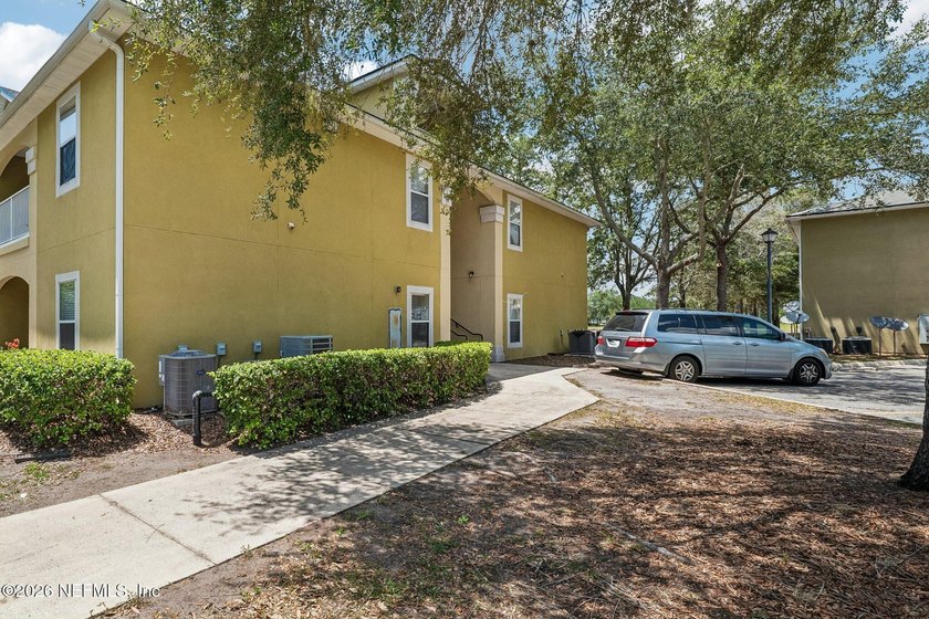 Welcome to this beautifully maintained 3-bedroom, 2-bath condo - photo 27