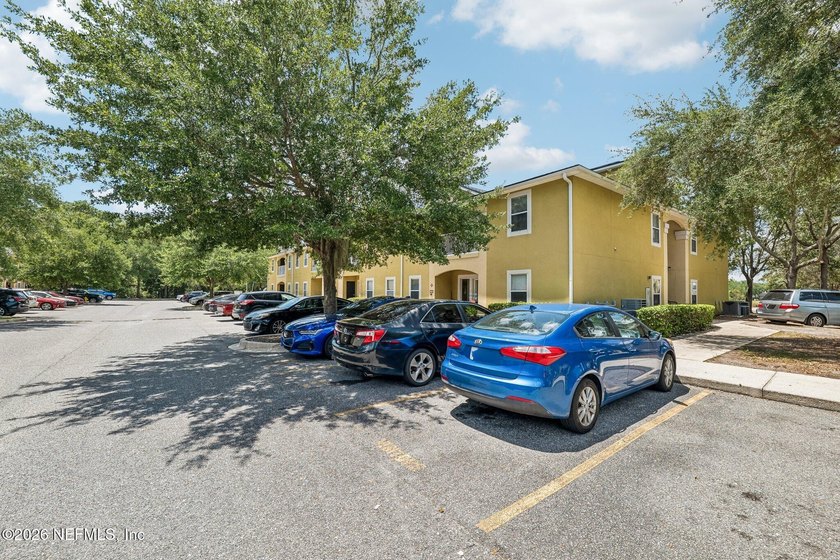 Welcome to this beautifully maintained 3-bedroom, 2-bath condo - photo 28