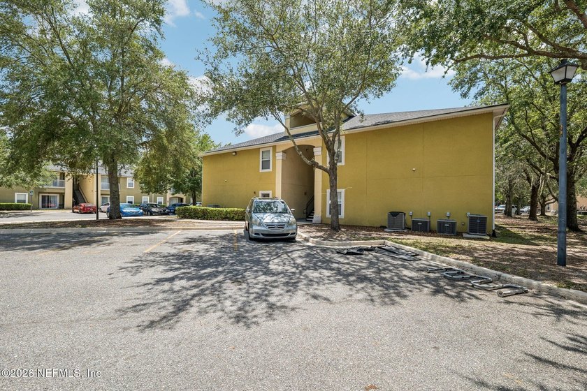 Welcome to this beautifully maintained 3-bedroom, 2-bath condo - photo 30