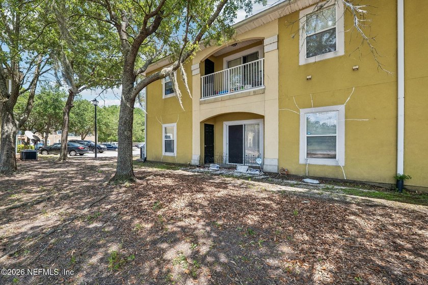 Welcome to this beautifully maintained 3-bedroom, 2-bath condo - photo 34