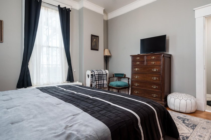 A truly rare opportunity to own an iconic Italianate estate - photo 41