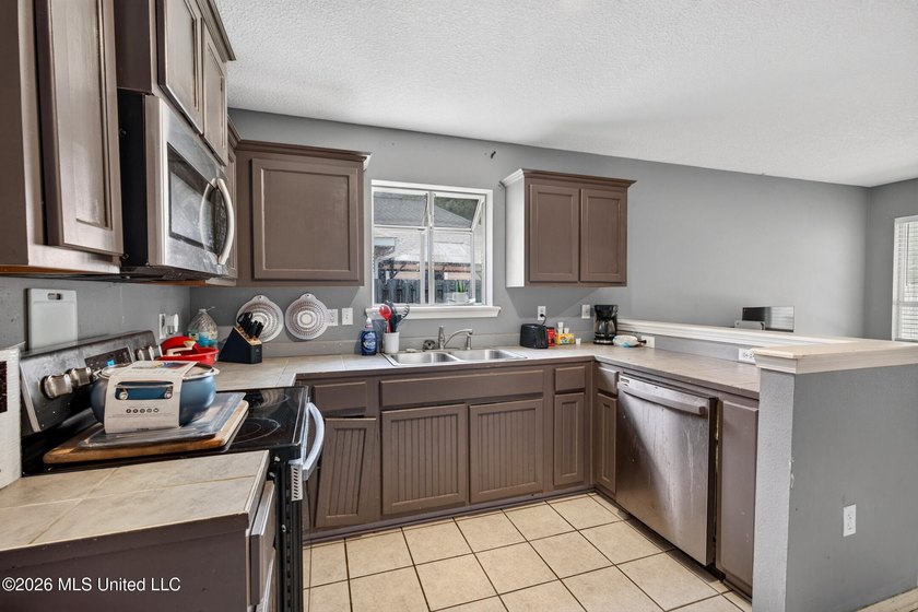 This exceptional 3-bedroom,2 bath home boasts a split floor plan - photo 11