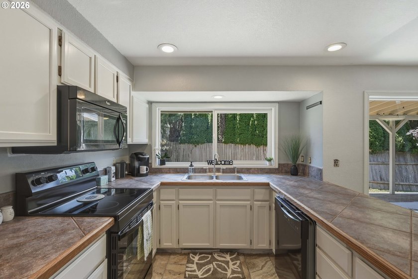 Beautifully updated and move-in ready, this 4-bedroom, 3-bath - photo 5