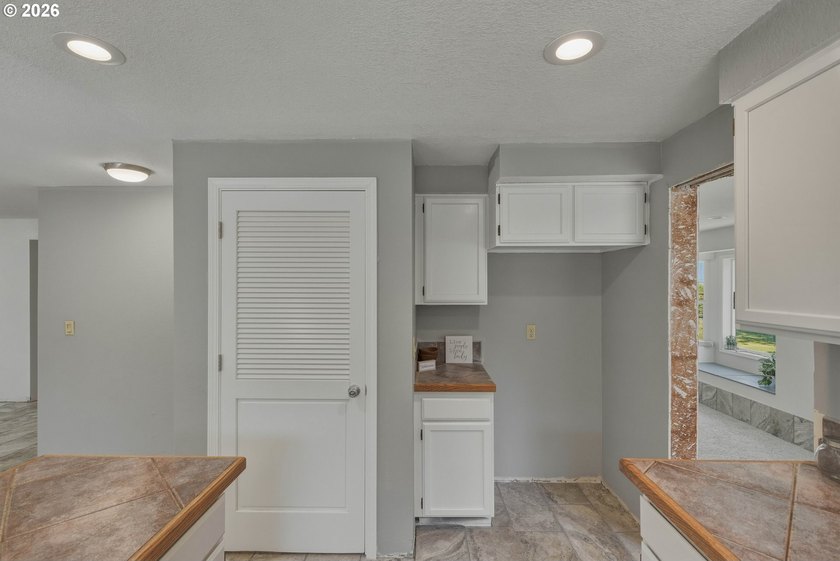 Beautifully updated and move-in ready, this 4-bedroom, 3-bath - photo 6