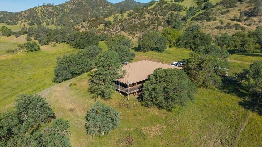 Welcome to a rare opportunity to own a beautiful ranch in the - photo 3