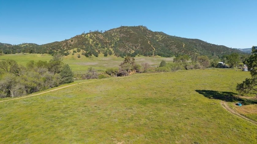 Welcome to a rare opportunity to own a beautiful ranch in the - photo 8