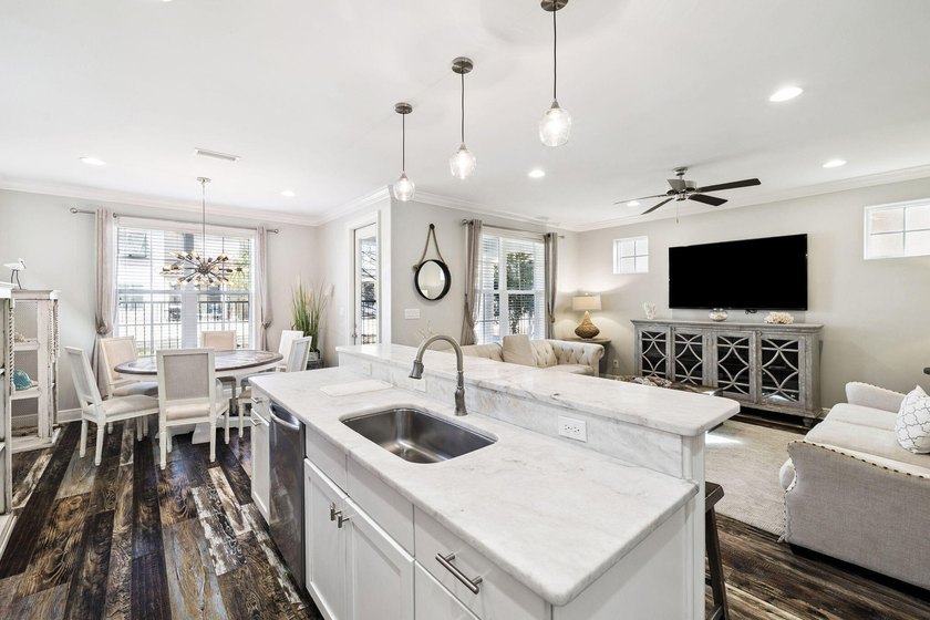 Welcome to this beautifully appointed 4-bedroom, 4-bathroom - photo 11