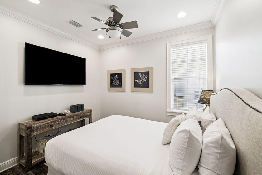 Welcome to this beautifully appointed 4-bedroom, 4-bathroom - photo 17