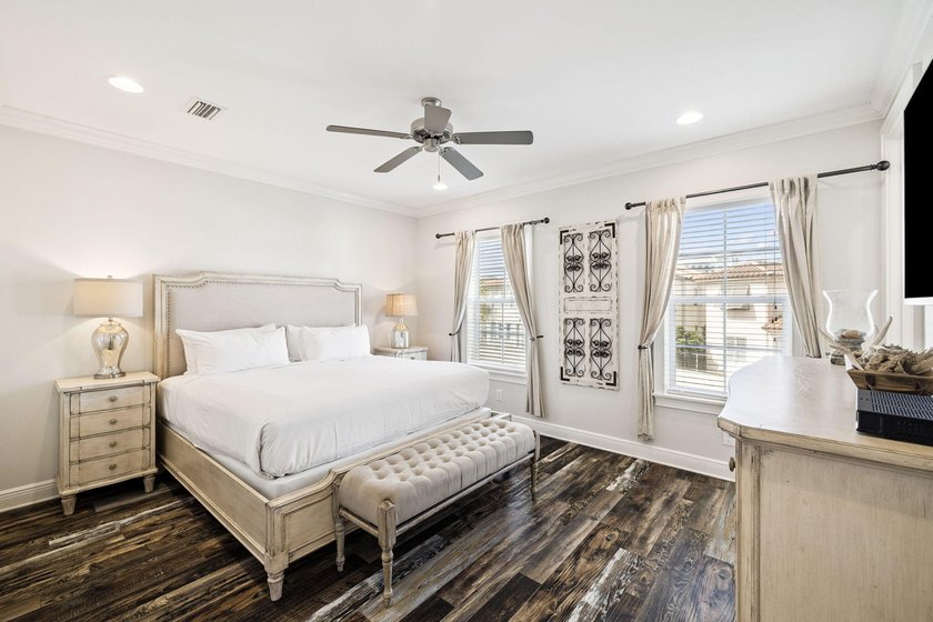 Welcome to this beautifully appointed 4-bedroom, 4-bathroom - photo 22