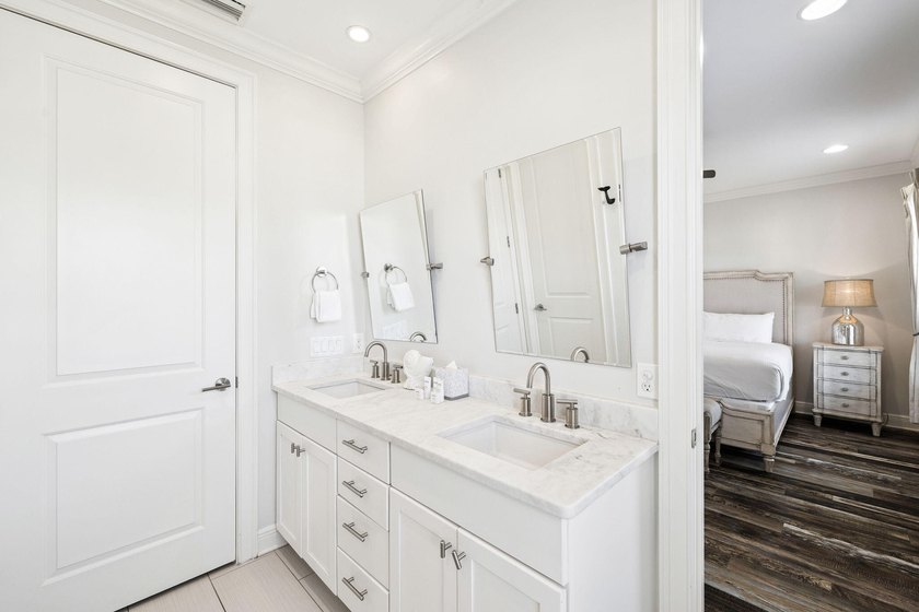 Welcome to this beautifully appointed 4-bedroom, 4-bathroom - photo 25