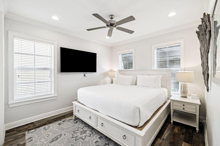 Welcome to this beautifully appointed 4-bedroom, 4-bathroom - photo 27