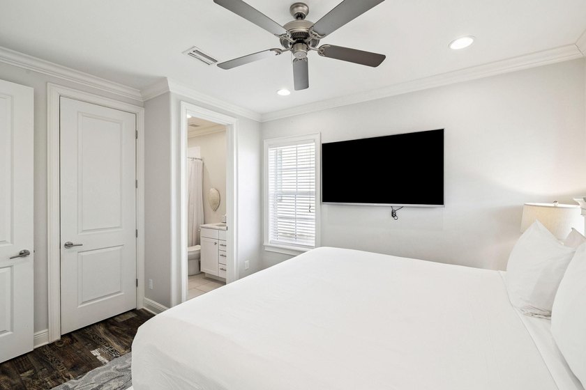 Welcome to this beautifully appointed 4-bedroom, 4-bathroom - photo 28