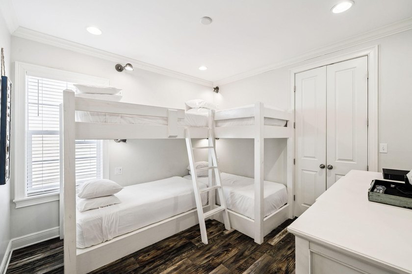 Welcome to this beautifully appointed 4-bedroom, 4-bathroom - photo 30