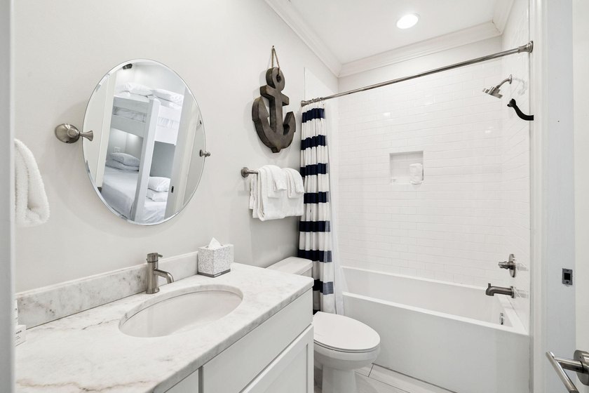 Welcome to this beautifully appointed 4-bedroom, 4-bathroom - photo 31