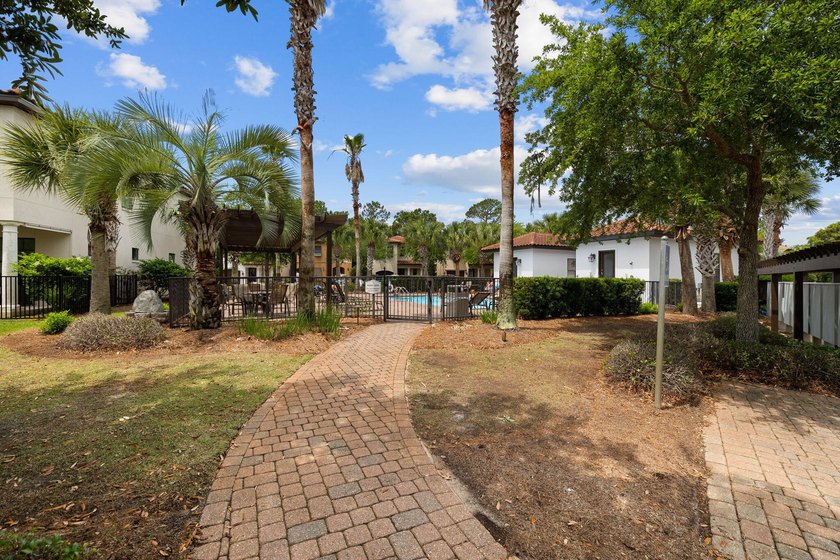Welcome to this beautifully appointed 4-bedroom, 4-bathroom - photo 33