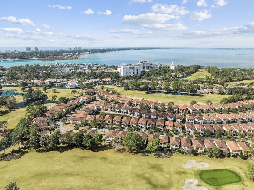 Welcome to this beautifully appointed 4-bedroom, 4-bathroom - photo 40