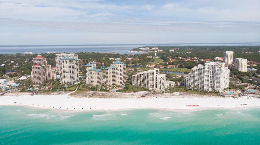 Welcome to this beautifully appointed 4-bedroom, 4-bathroom - photo 41