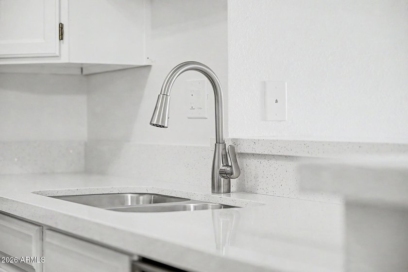 Stunning, completely remodeled 3rd-floor condo offering - photo 12