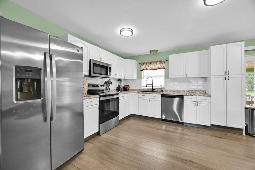 Beautiful 3-bedroom, 2-bathroom home featuring a brand-new roof - photo 12