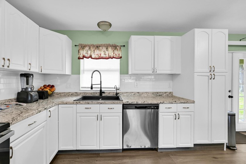 Beautiful 3-bedroom, 2-bathroom home featuring a brand-new roof - photo 14