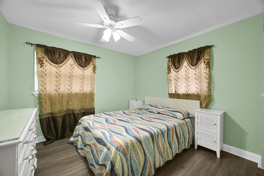 Beautiful 3-bedroom, 2-bathroom home featuring a brand-new roof - photo 15
