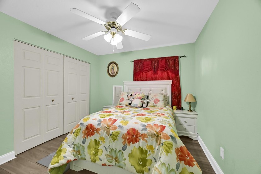 Beautiful 3-bedroom, 2-bathroom home featuring a brand-new roof - photo 18