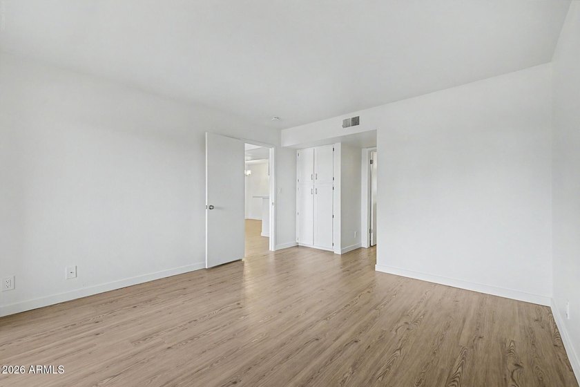 Stunning, completely remodeled 3rd-floor condo offering - photo 28