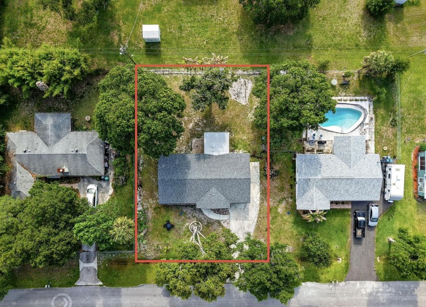 Beautiful 3-bedroom, 2-bathroom home featuring a brand-new roof - photo 29