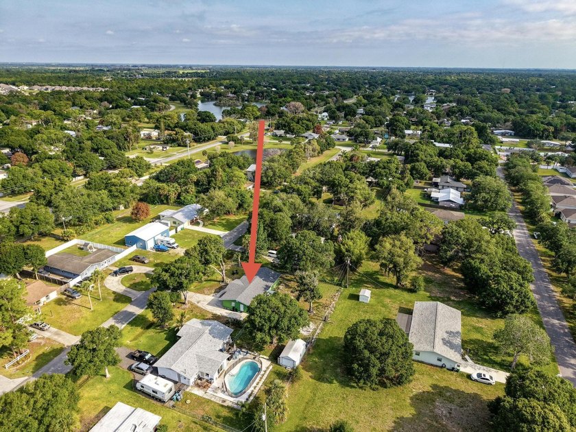 Beautiful 3-bedroom, 2-bathroom home featuring a brand-new roof - photo 30
