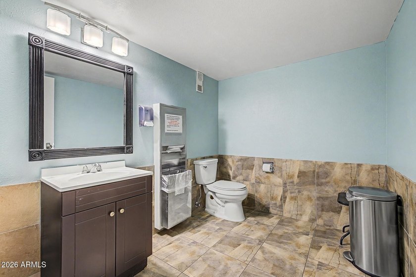 Stunning, completely remodeled 3rd-floor condo offering - photo 41