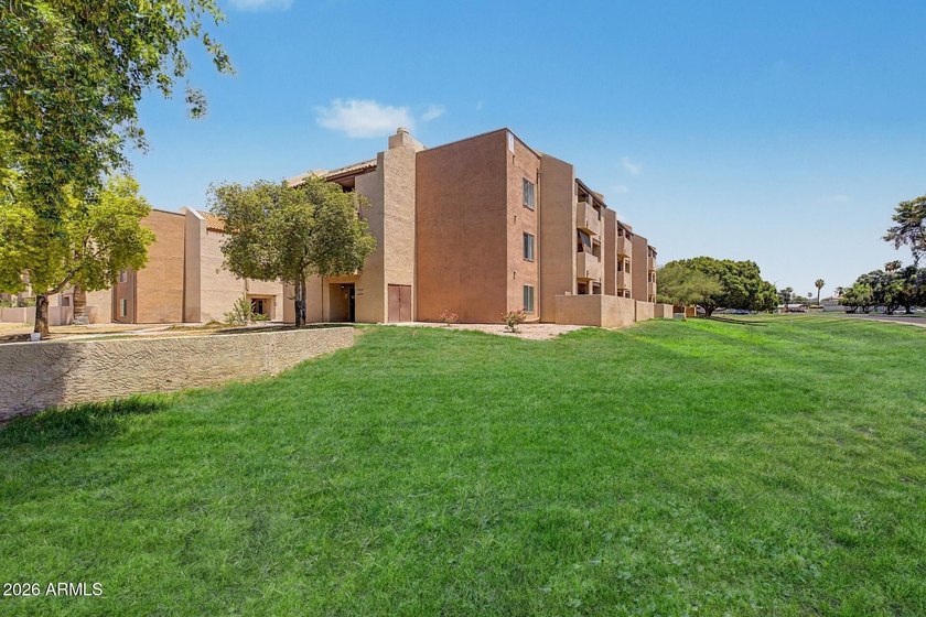 Stunning, completely remodeled 3rd-floor condo offering - photo 42