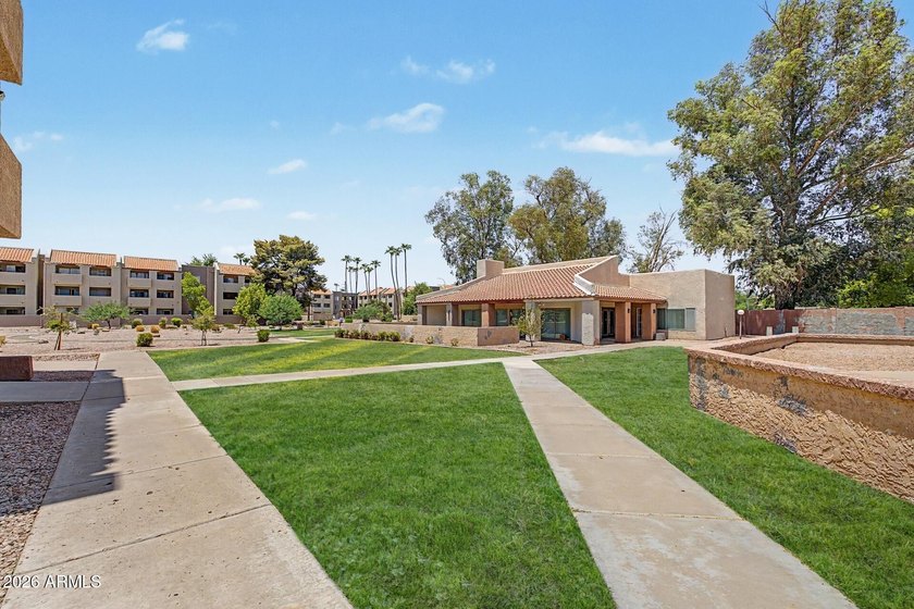 Stunning, completely remodeled 3rd-floor condo offering - photo 45