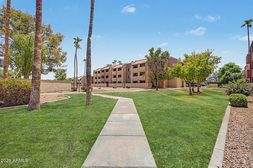 Stunning, completely remodeled 3rd-floor condo offering - photo 46