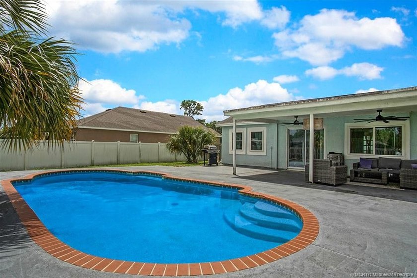 Welcome home to this 3 bedroom 2 bath 2 car garage with Pool - photo 18