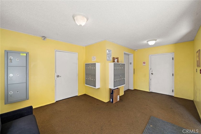 Rare Find! Beautifully upgraded top-floor penthouse in the - photo 3