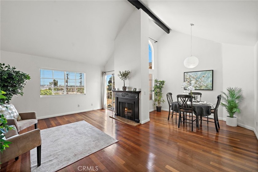 Rare Find! Beautifully upgraded top-floor penthouse in the - photo 8