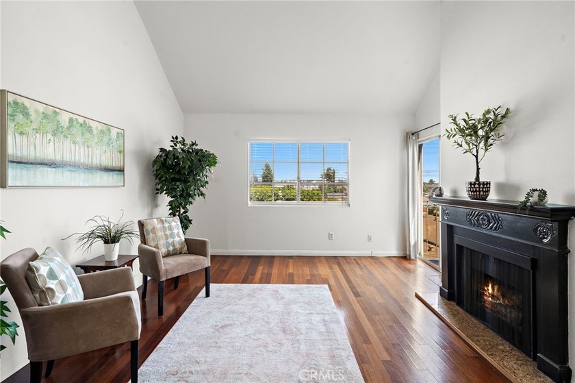 Rare Find! Beautifully upgraded top-floor penthouse in the - photo 9