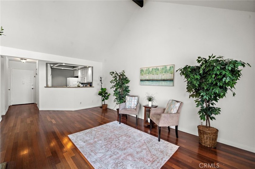 Rare Find! Beautifully upgraded top-floor penthouse in the - photo 10